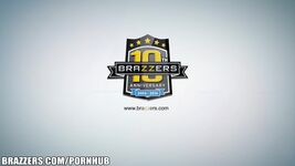Brazzers - Emily Sait Faire En Sorte Que La Journe De Travail Passe Vite Gif - Blonde Lesbian Porn Gifs